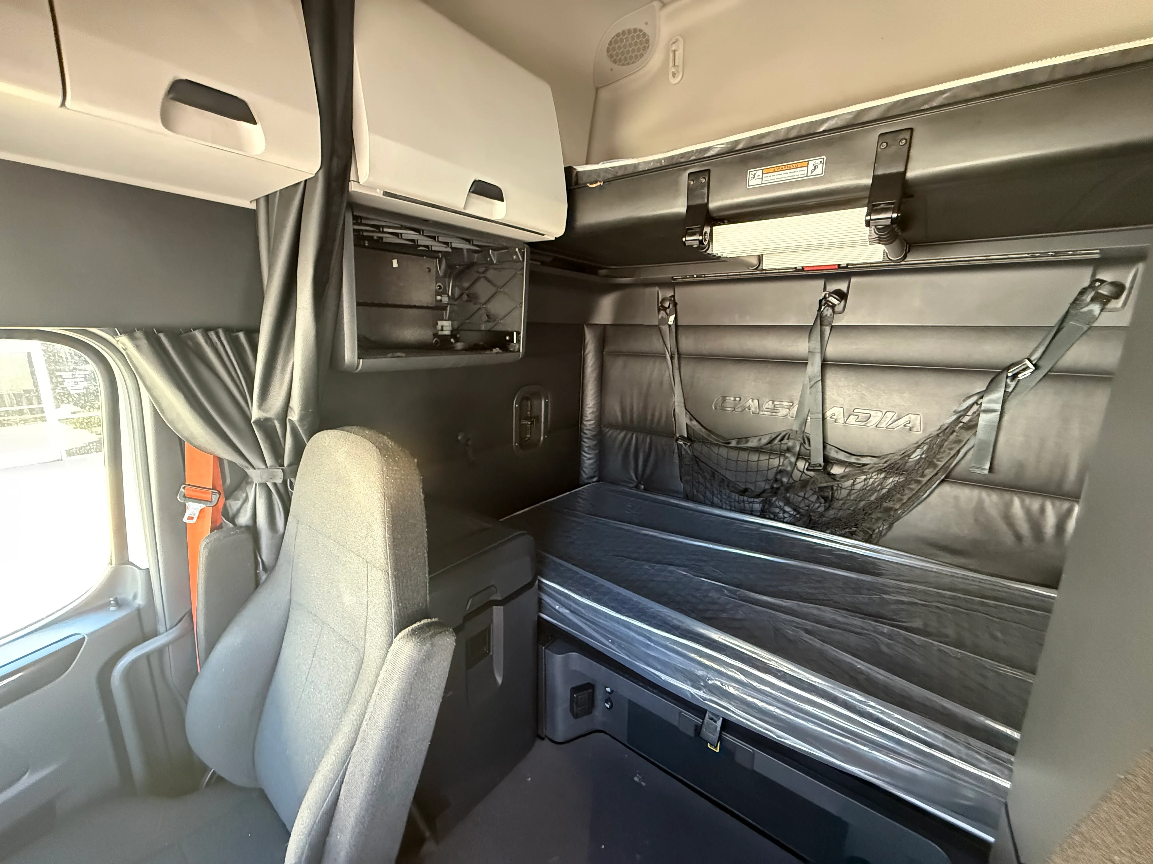 2023 Freightliner Cascadia in Fontana, CA — photo 16