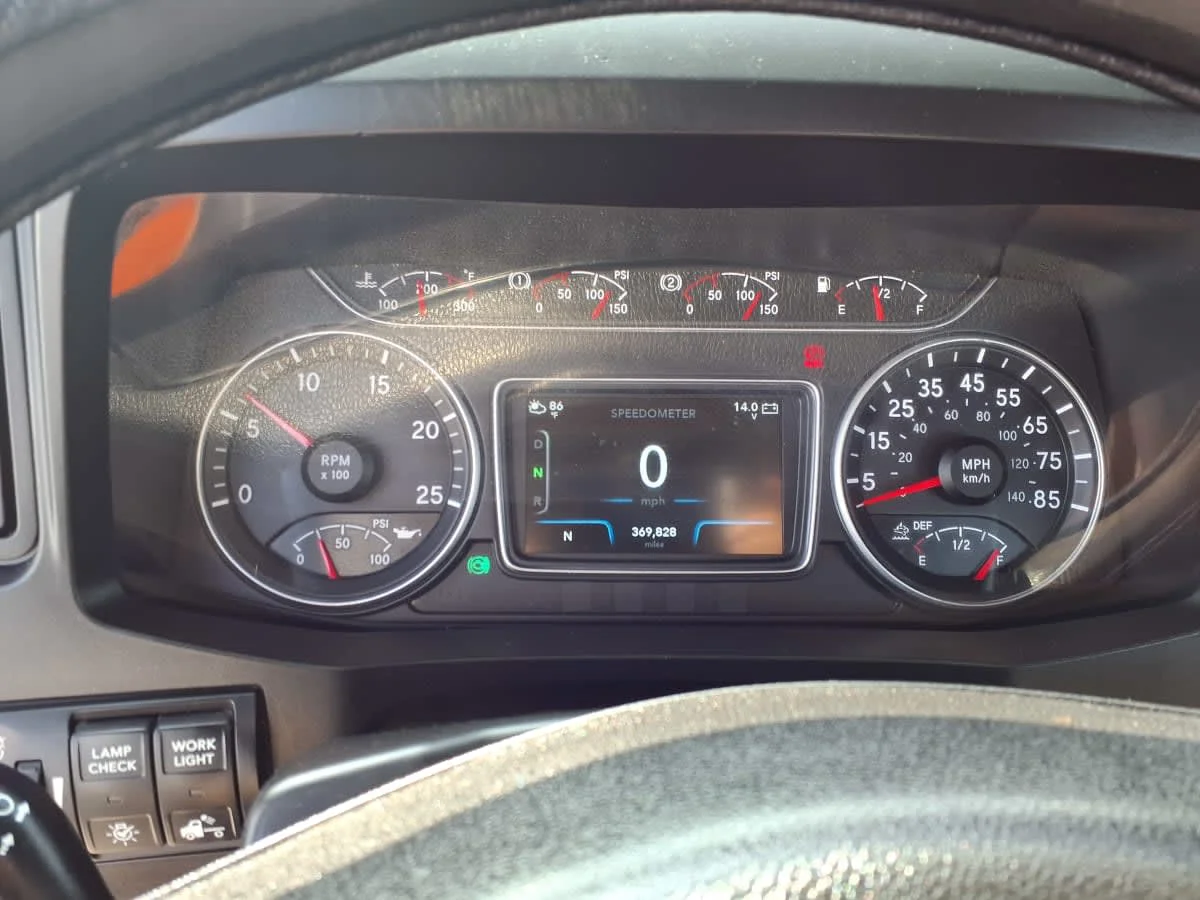 2019 International LT - image 10