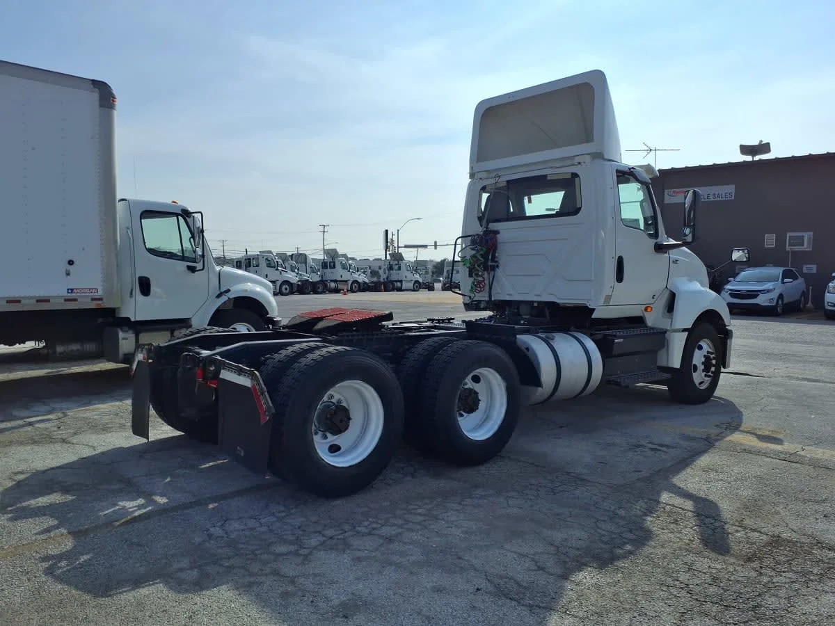 2019 International LT - image 4