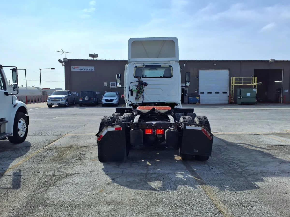 2019 International LT - image 5