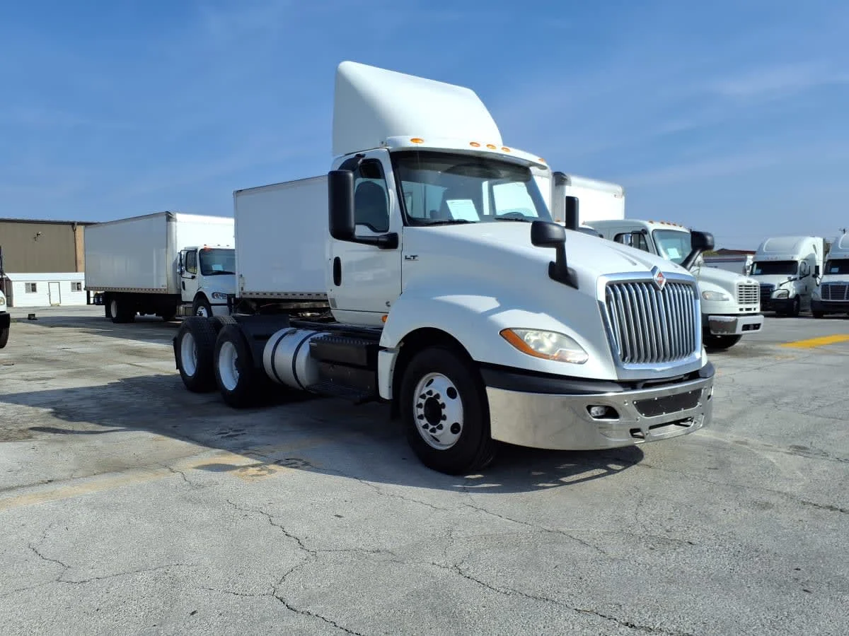 2019 International LT - image 3