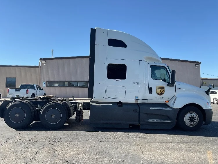 2023 International LT - image 8