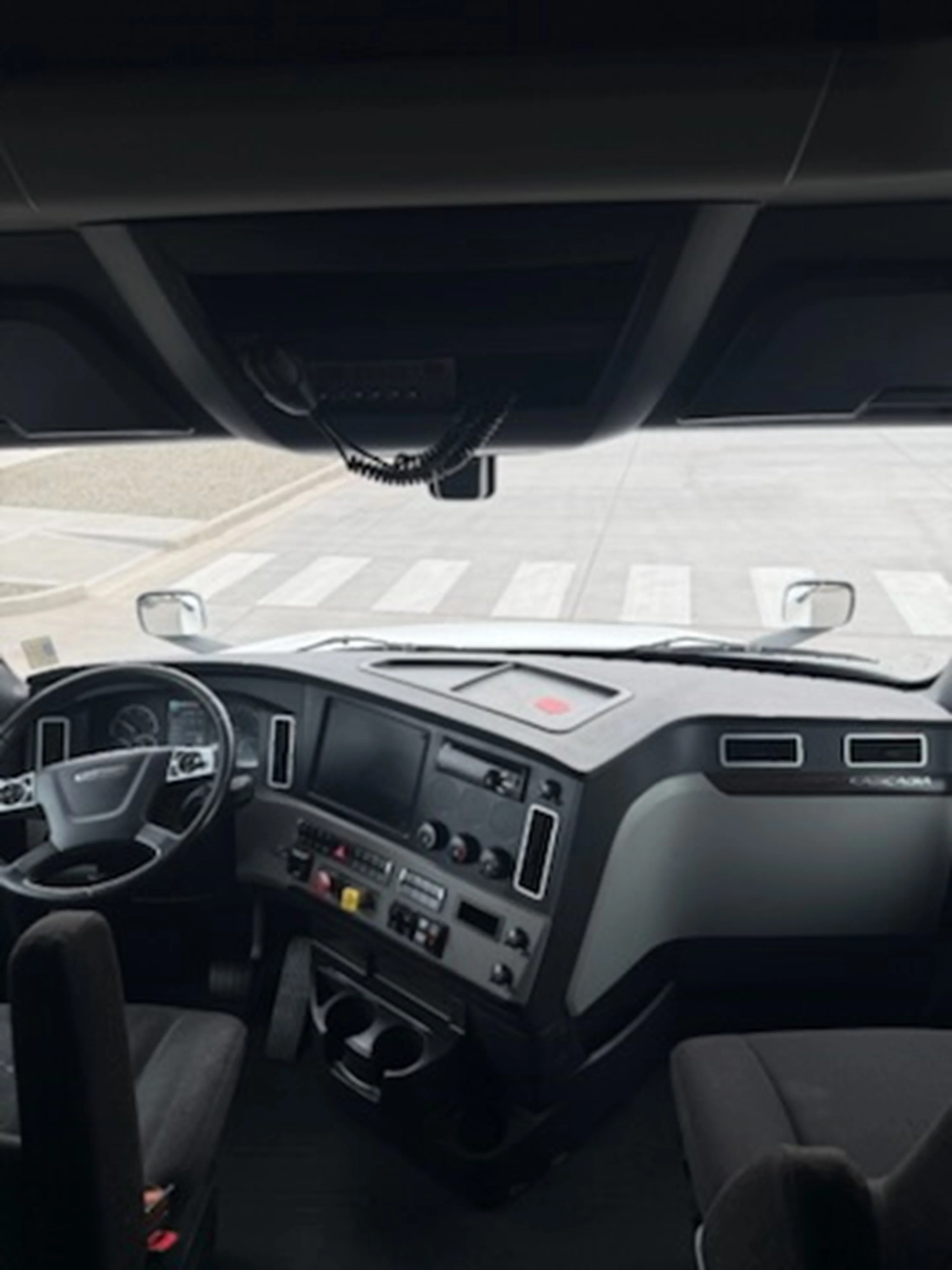 2020 Freightliner Cascadia - image 7