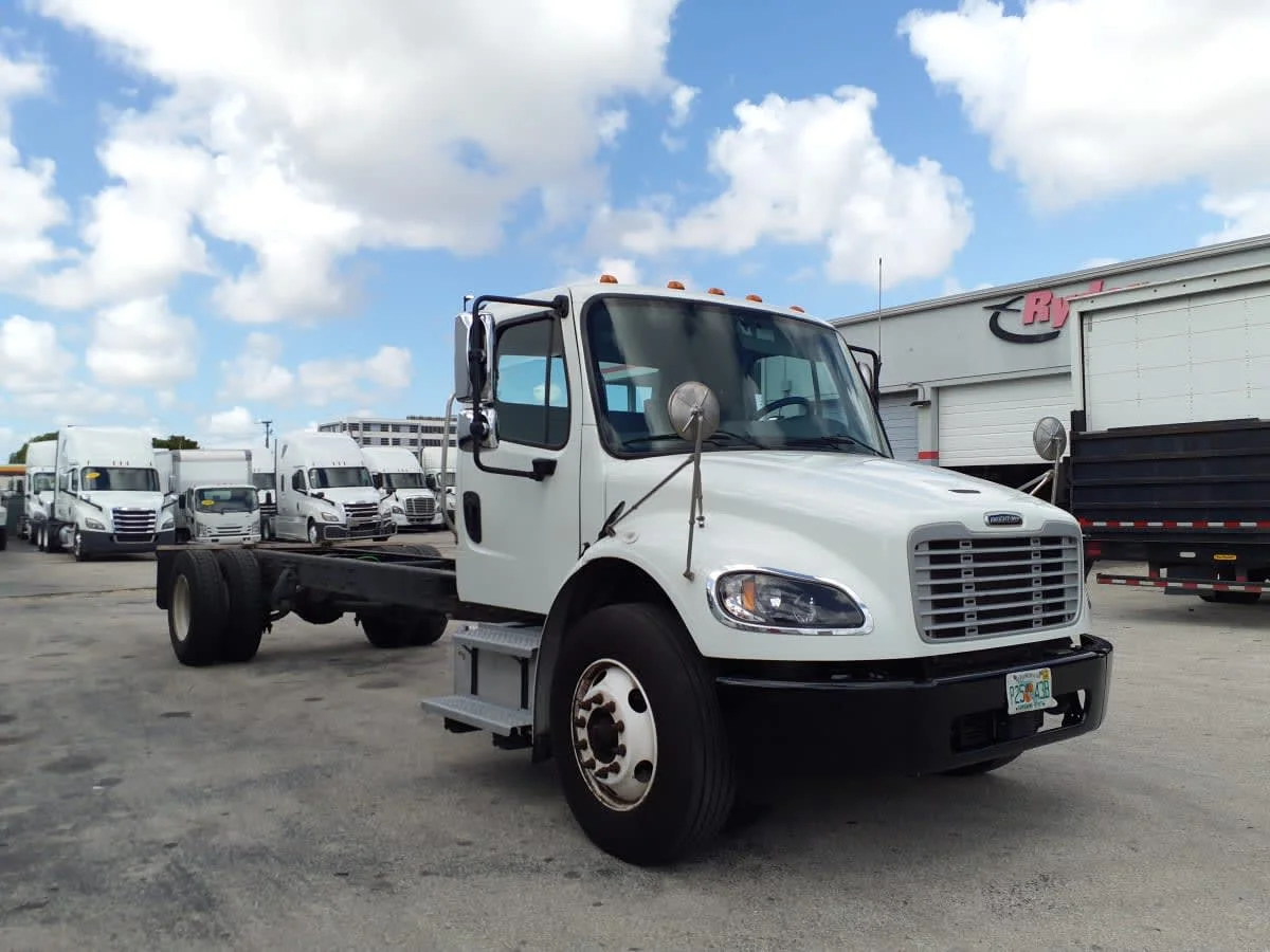 2020 Freightliner M2 106 in Miami, FL — photo 3