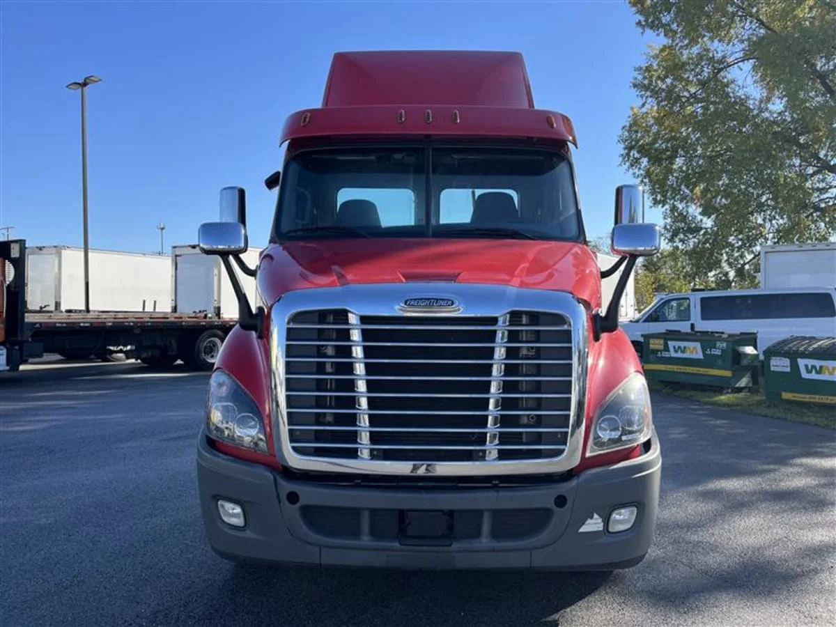 2019 Freightliner Cascadia in Beltsville, MD — photo 2