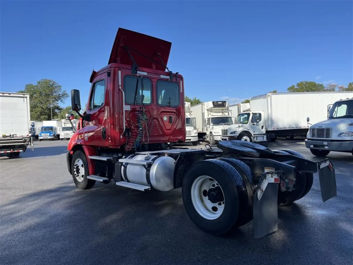 2019 Freightliner Cascadia in Beltsville, MD — photo 6