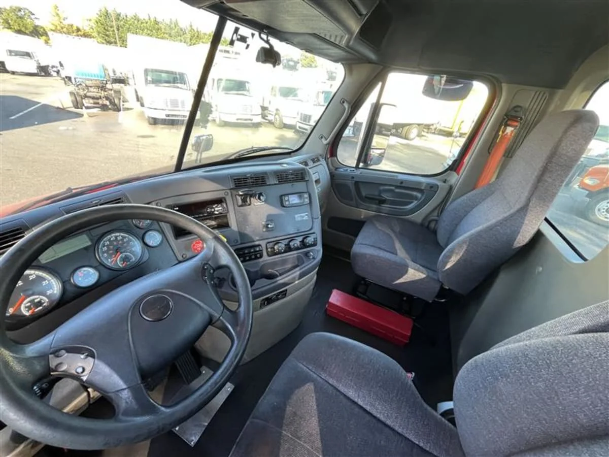 2019 Freightliner Cascadia in Beltsville, MD — photo 7