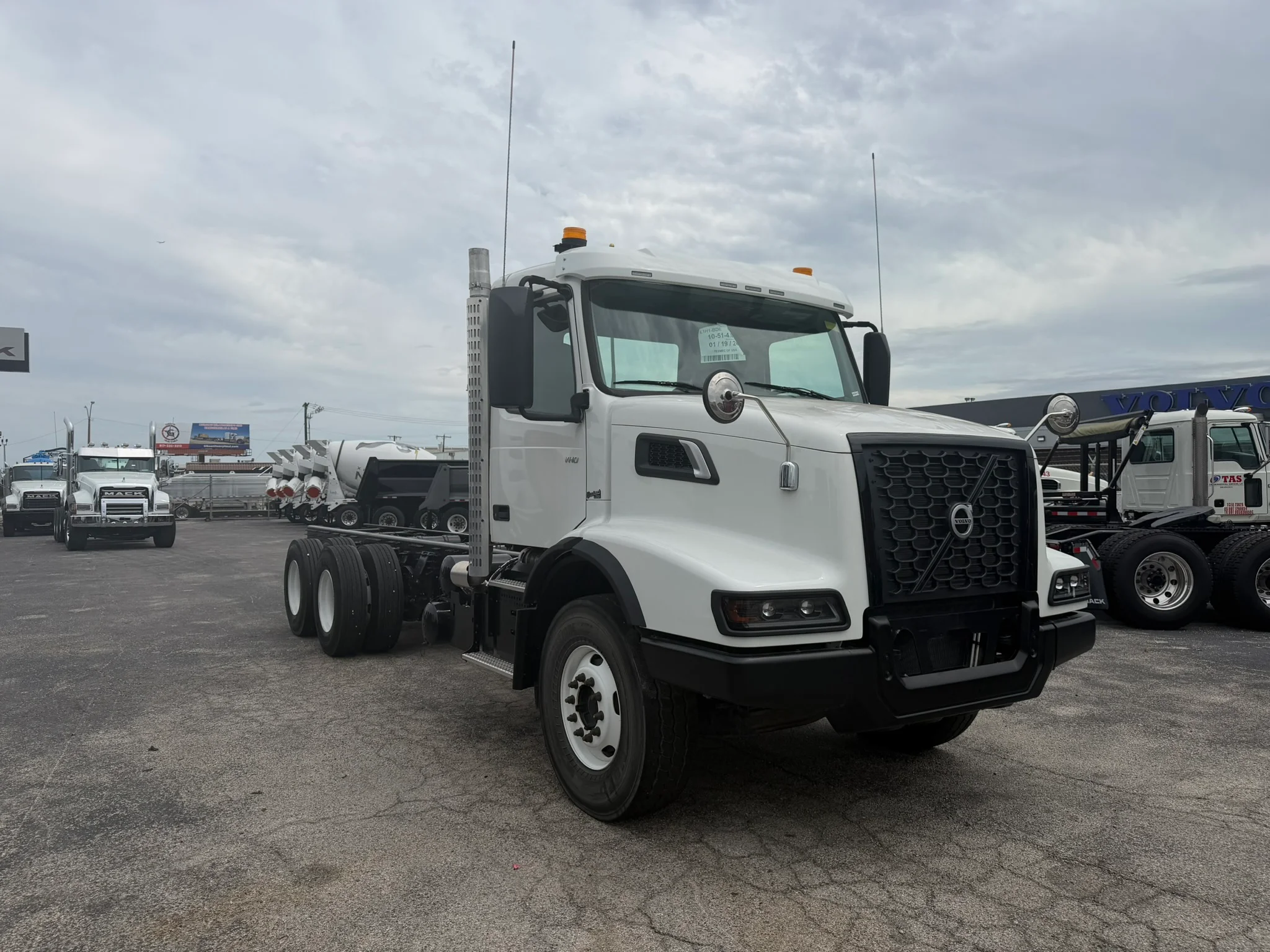 2024 Volvo VHD 300 in Fort Worth, TX — photo 3