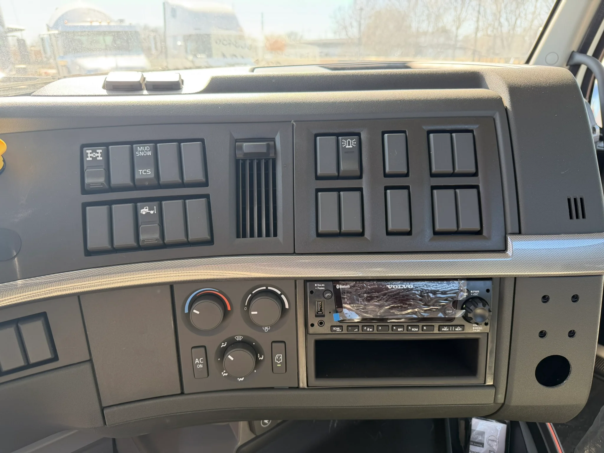 2024 Volvo VHD 300 in Fort Worth, TX — photo 11