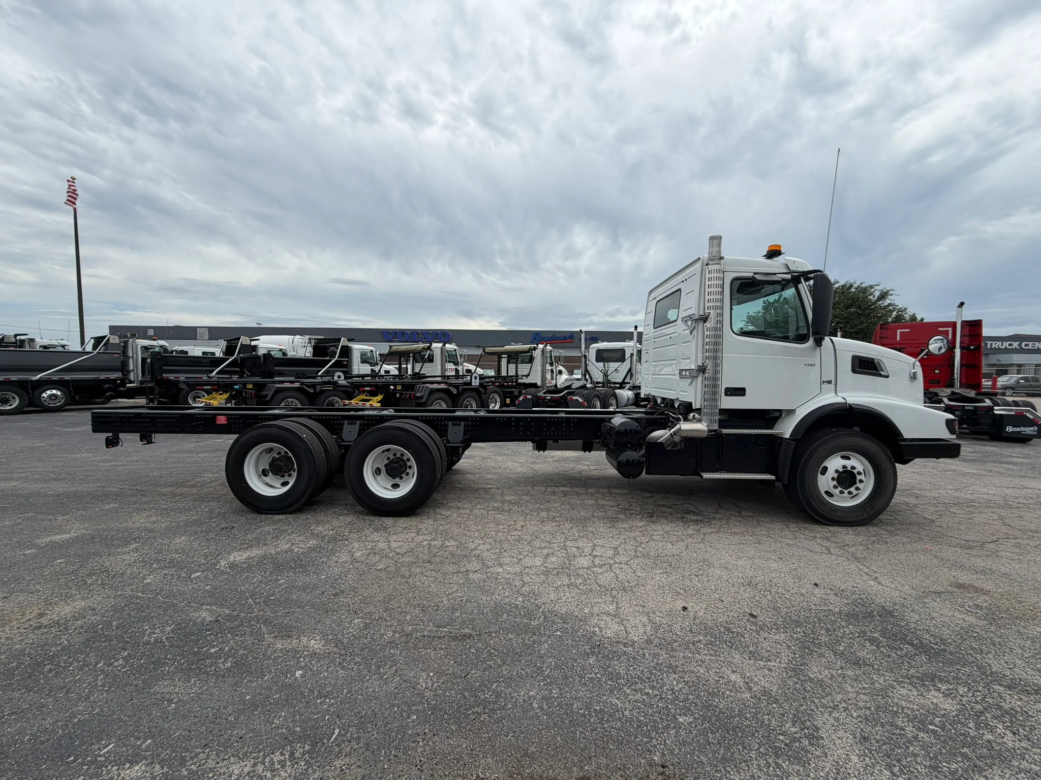 2024 Volvo VHD 300 in Fort Worth, TX — photo 4