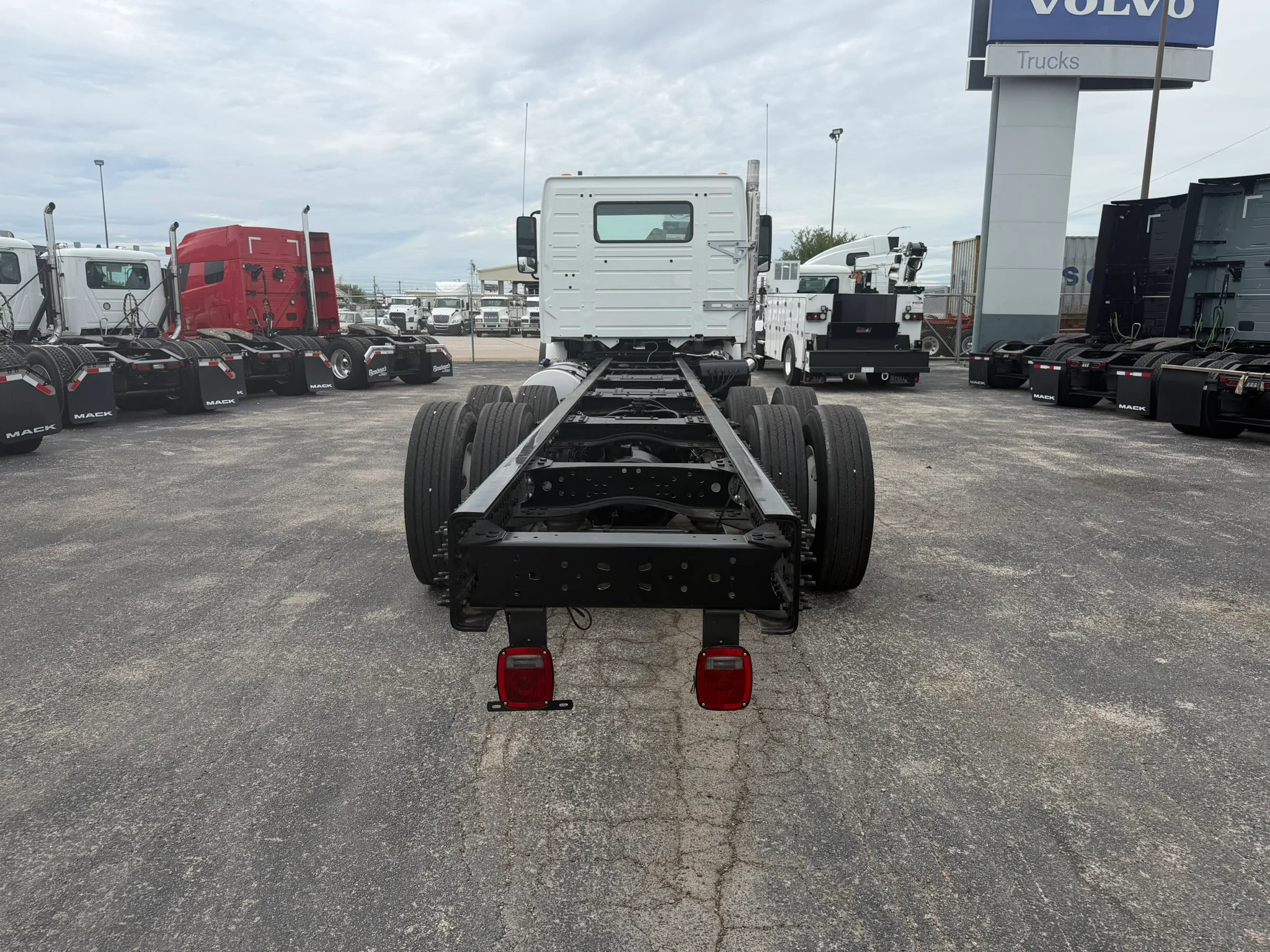 2024 Volvo VHD 300 in Fort Worth, TX — photo 5