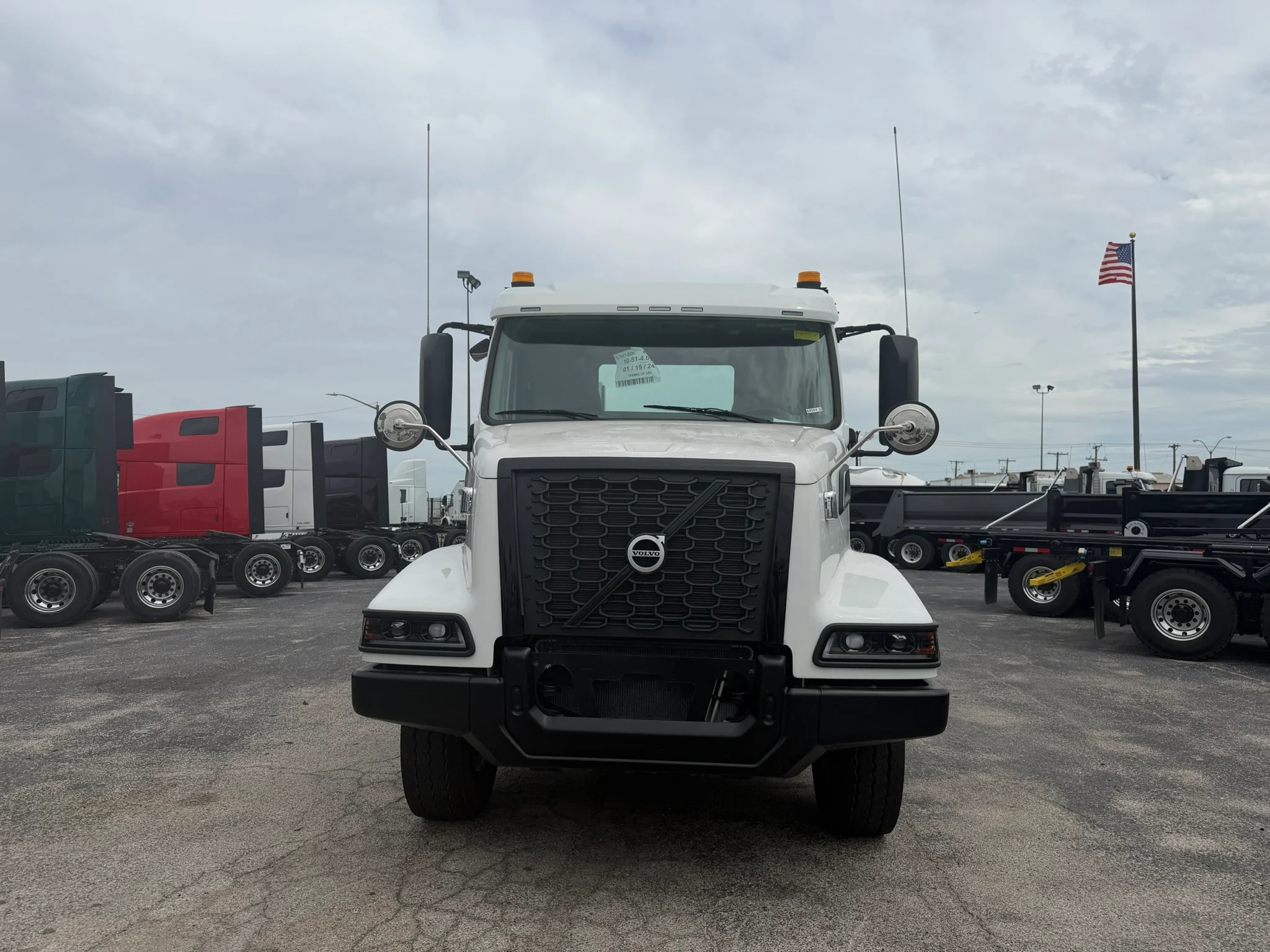 2024 Volvo VHD 300 in Fort Worth, TX — photo 2