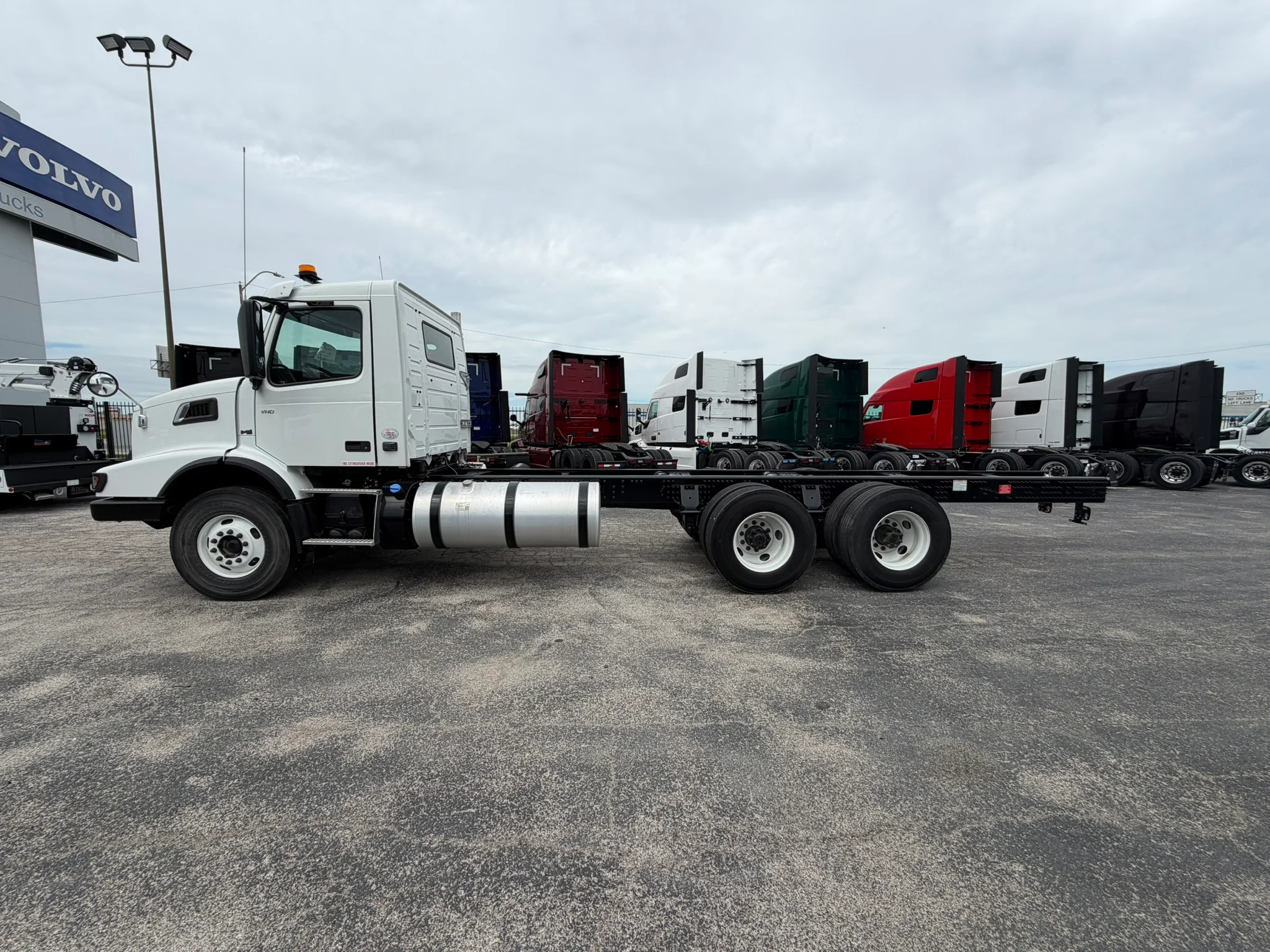 2024 Volvo VHD 300 in Fort Worth, TX — photo 6