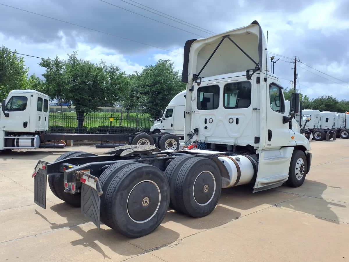 2020 Freightliner Cascadia in Houston, TX — photo 4