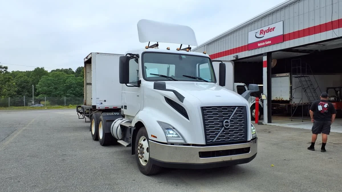 2019 Volvo VNL 860 in Salisbury, MA — photo 3