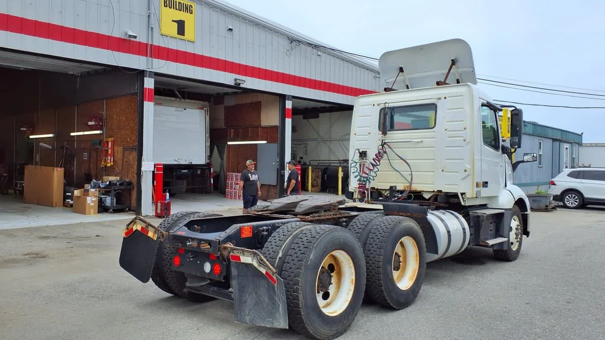 2019 Volvo VNL 860 in Salisbury, MA — photo 4
