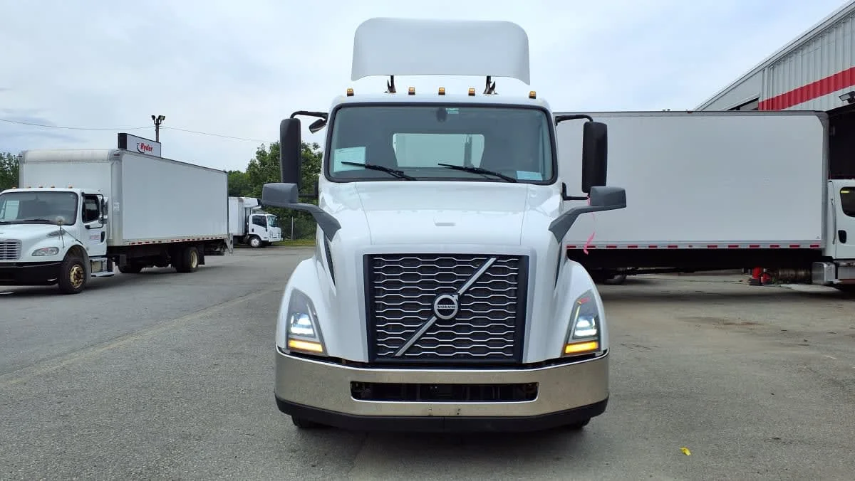 2019 Volvo VNL 860 in Salisbury, MA — photo 2