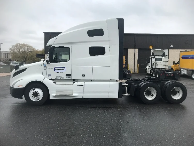 2023 Volvo VNL 760 in Hagerstown, MD — photo 4