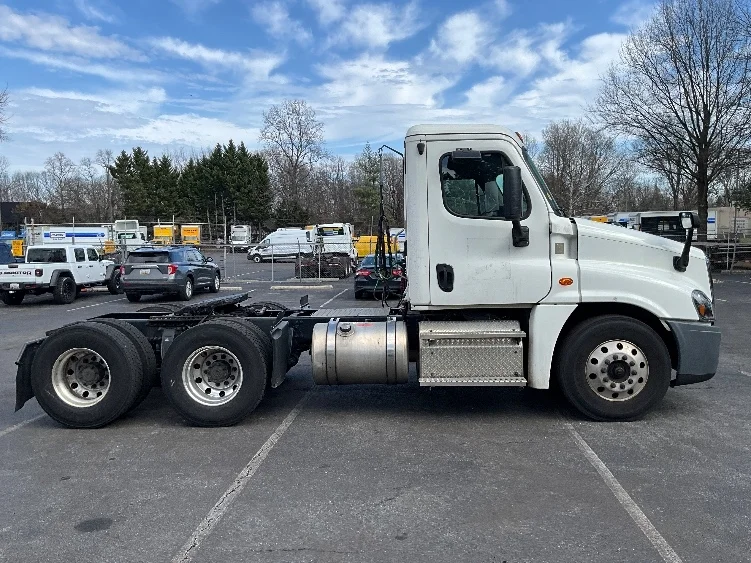2019 Freightliner Cascadia in Capitol Heights, MD — photo 8