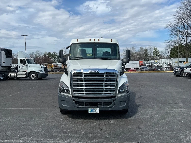 2019 Freightliner Cascadia in Capitol Heights, MD — photo 2