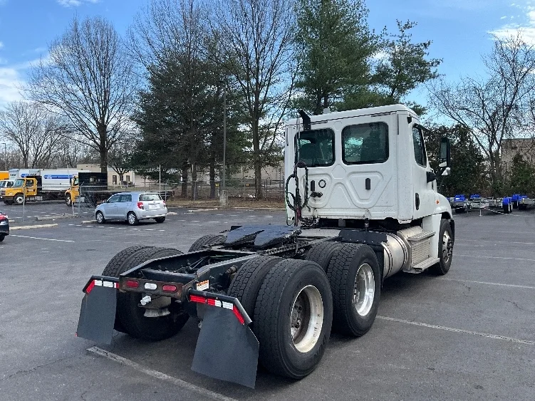 2019 Freightliner Cascadia in Capitol Heights, MD — photo 7
