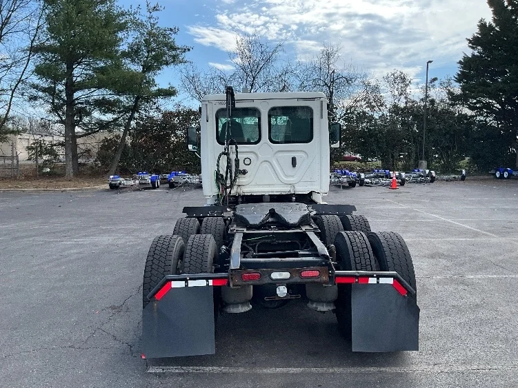 2019 Freightliner Cascadia in Capitol Heights, MD — photo 6