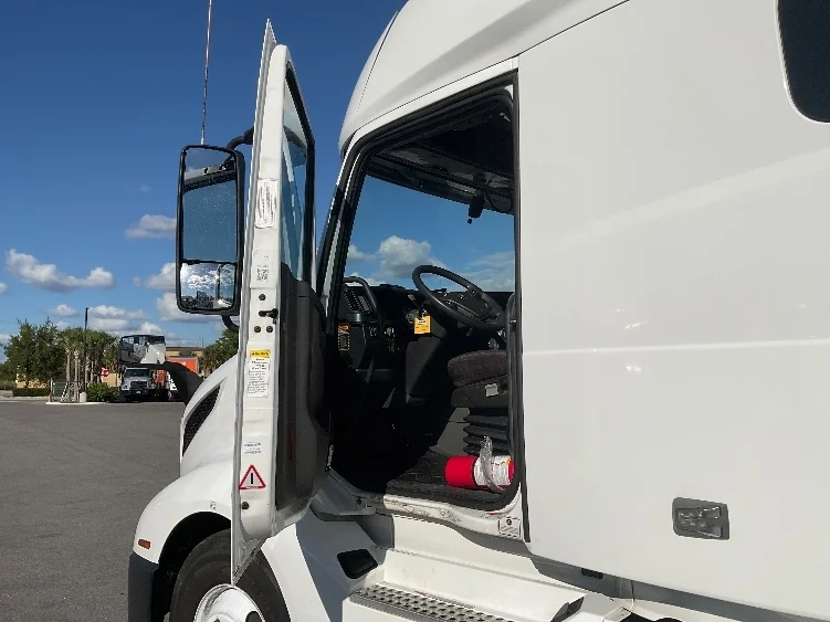 2022 Volvo VNL 760 - image 9