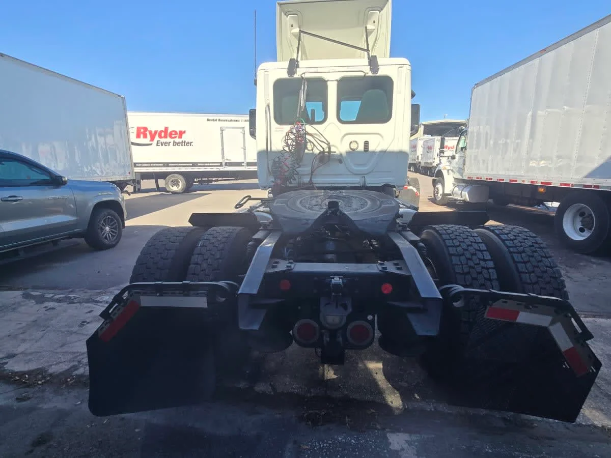 2020 Freightliner Cascadia - image 5