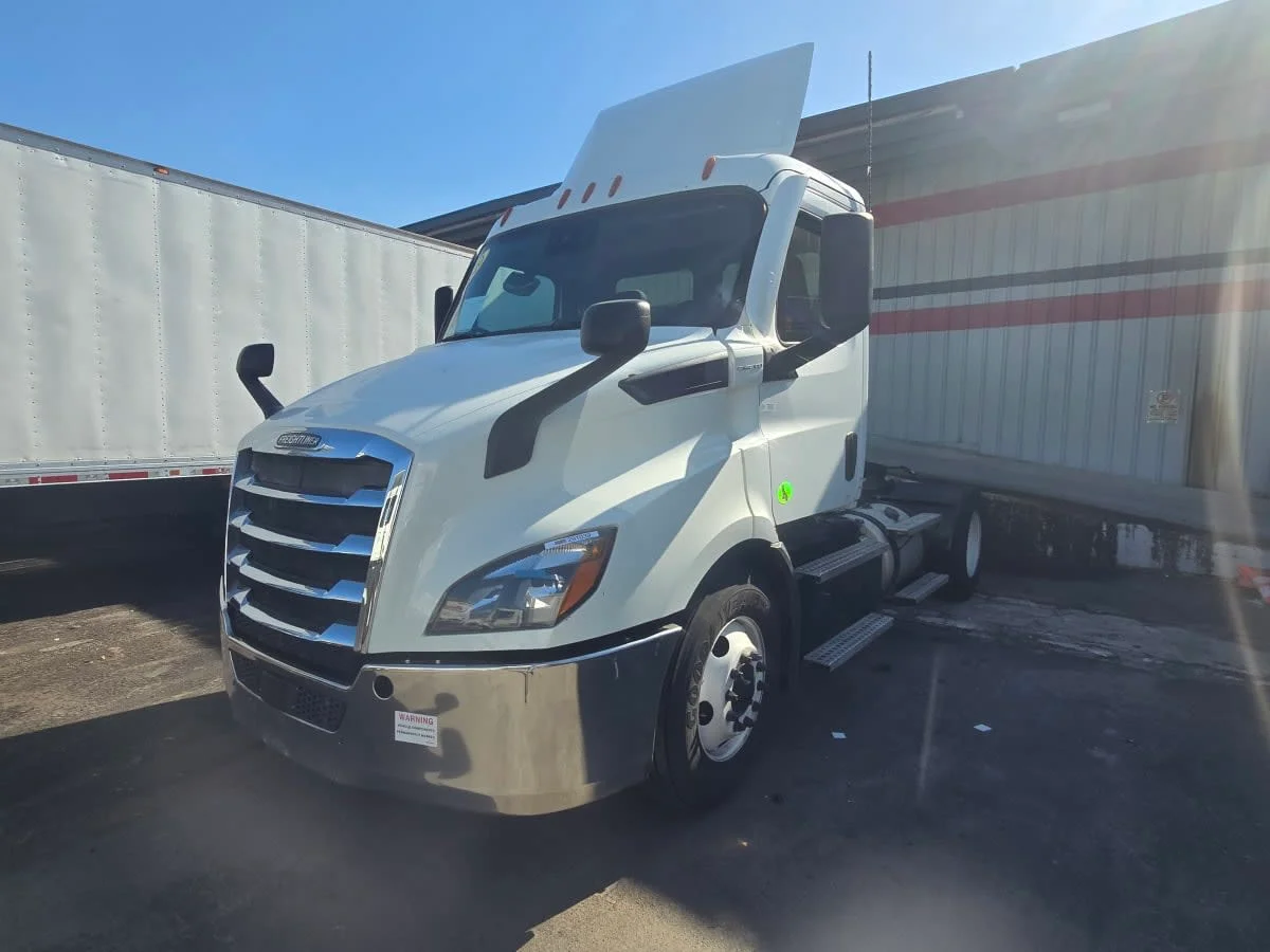 2020 Freightliner Cascadia - image 3