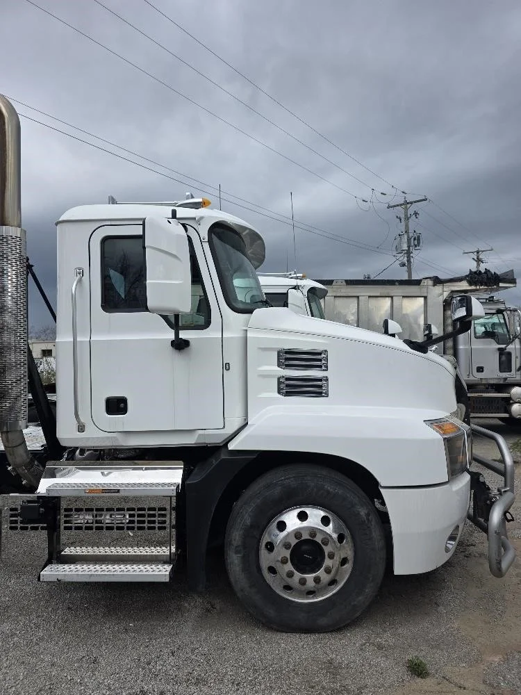 2021 Mack Anthem — photo 2