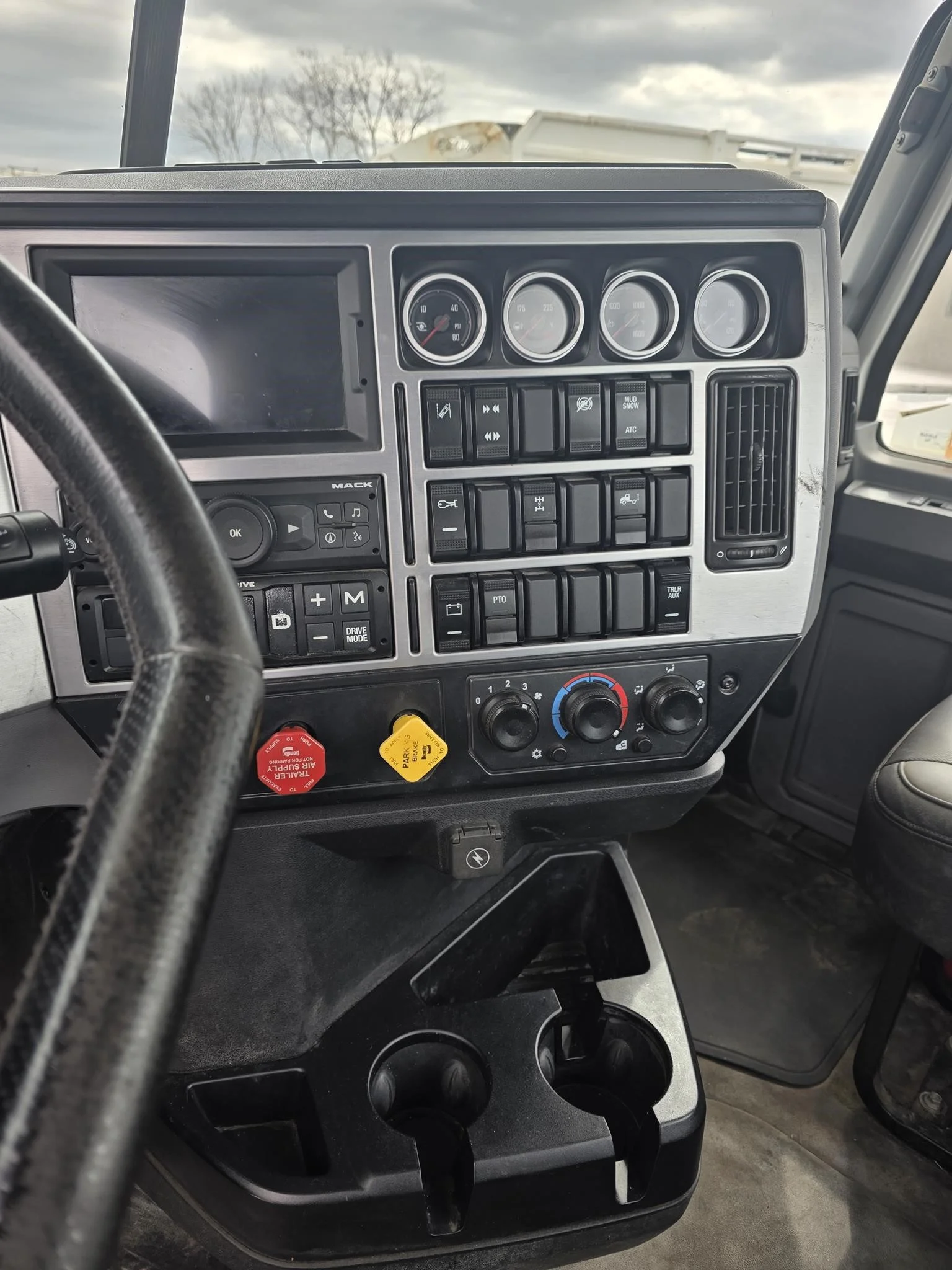2021 Mack Anthem — photo 5