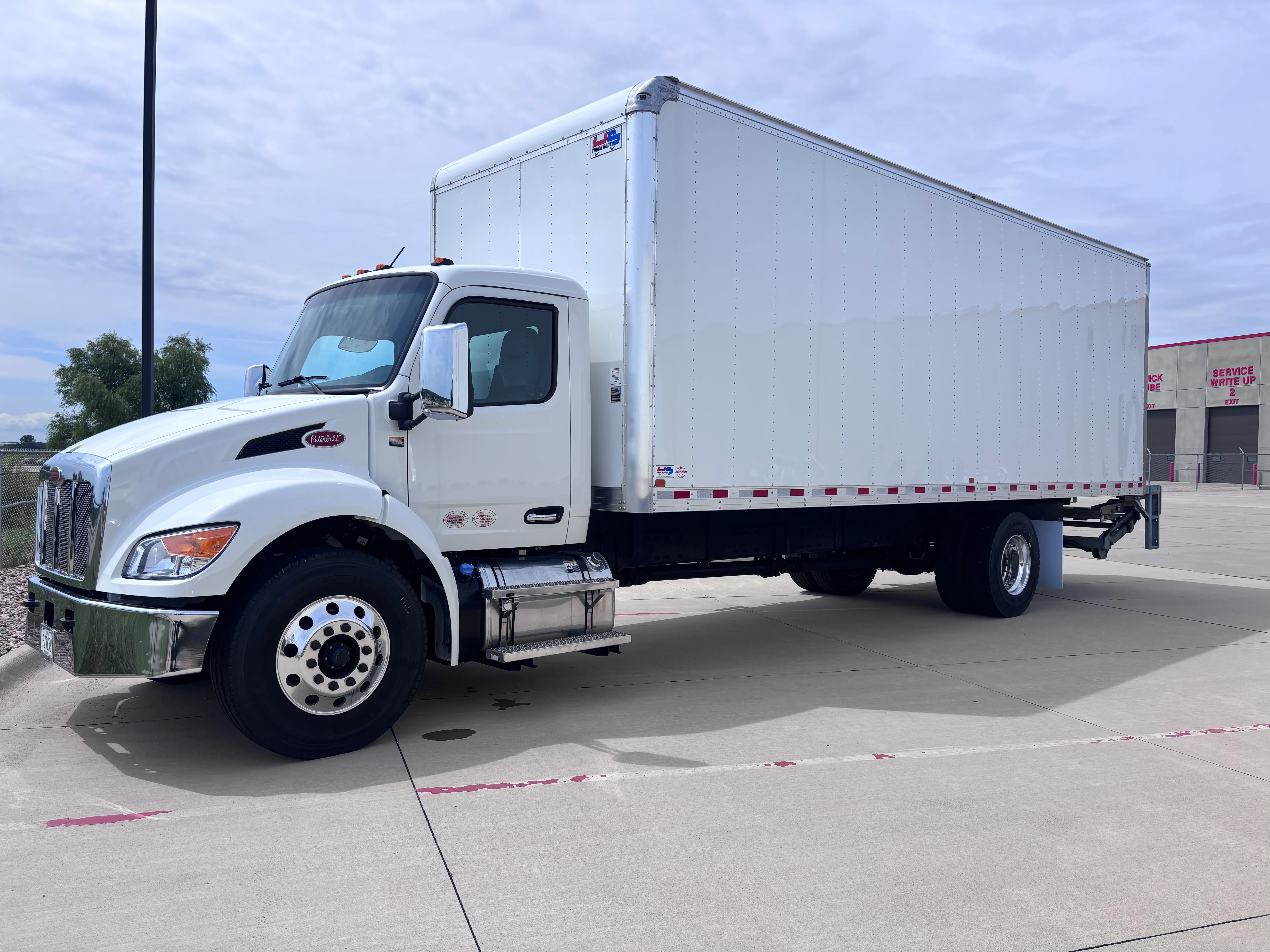 2025 Peterbilt 536 in Des Moines, IA — photo 2