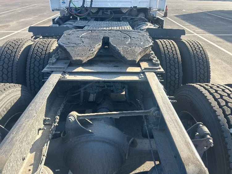 2021 Volvo VNR 640 - image 6