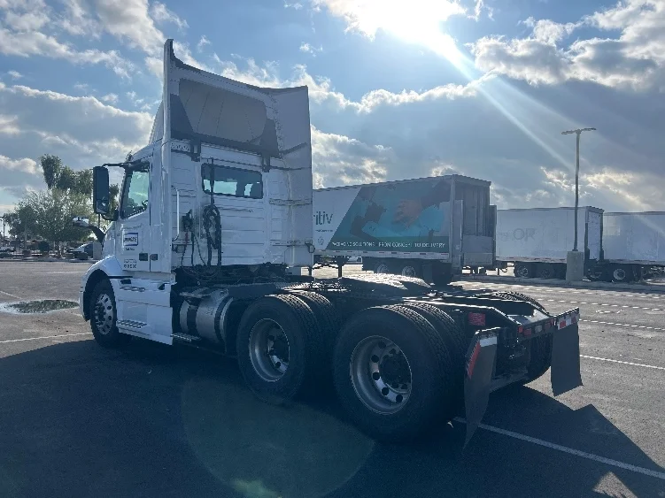 2021 Volvo VNR 640 - image 5