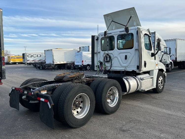 2019 Freightliner Cascadia in La Porte, IN — photo 7