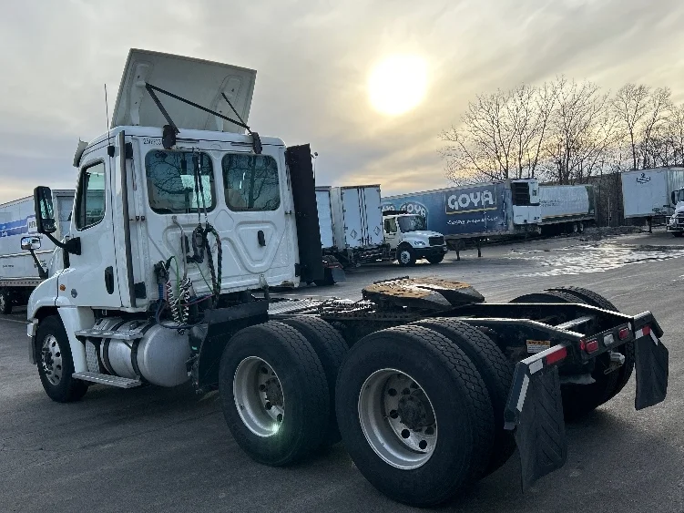 2019 Freightliner Cascadia in La Porte, IN — photo 5