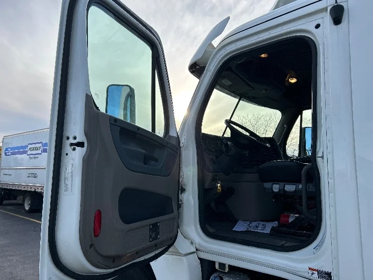 2019 Freightliner Cascadia in La Porte, IN — photo 9