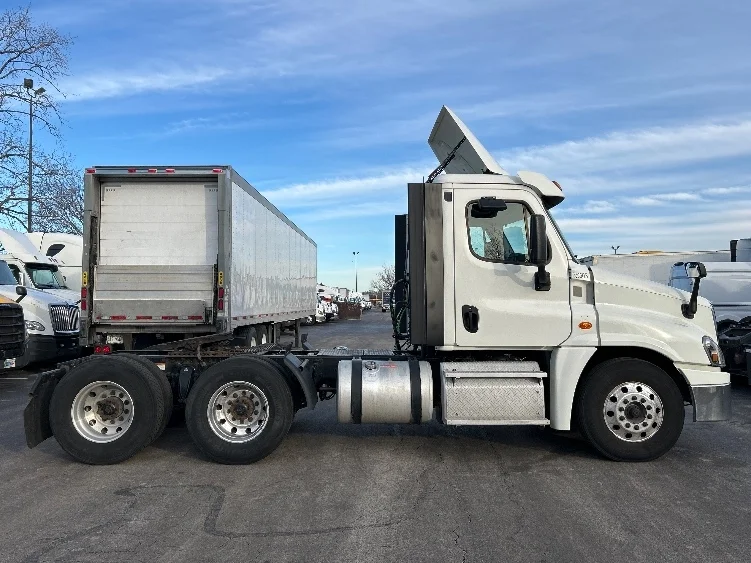 2019 Freightliner Cascadia in La Porte, IN — photo 8
