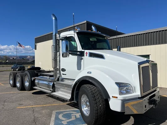 2027 Kenworth T880