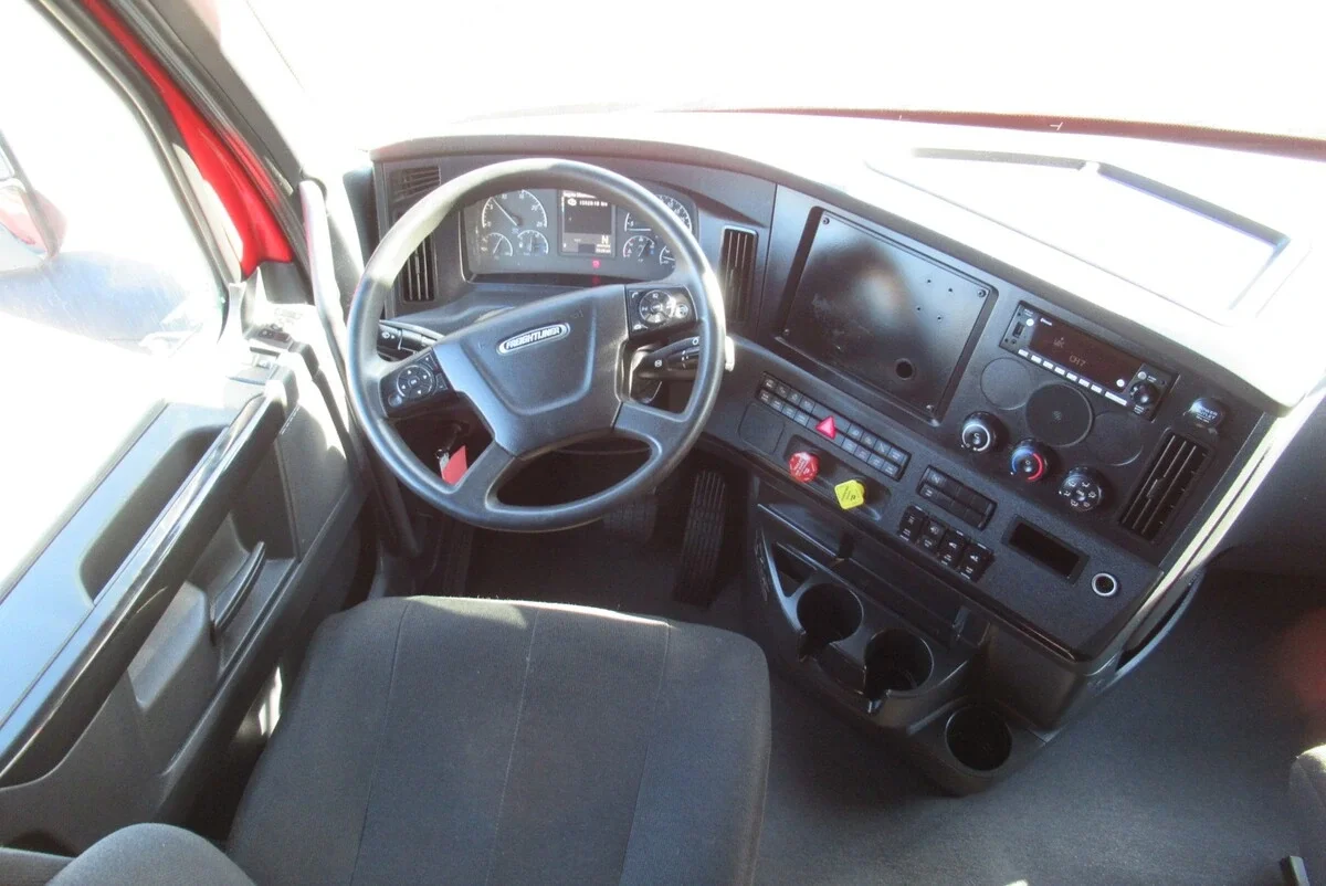 2023 Freightliner Cascadia - image 20