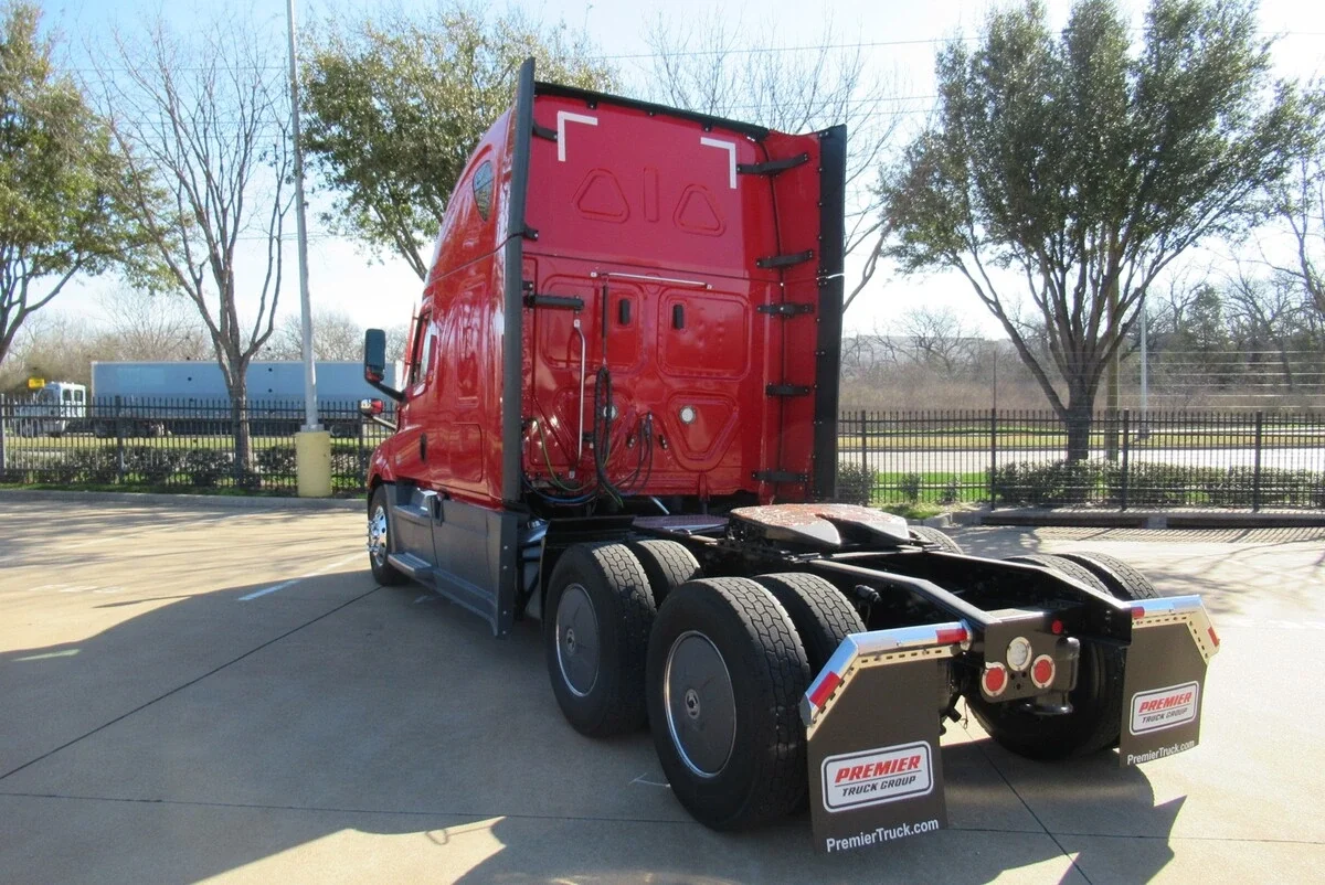2023 Freightliner Cascadia - image 3