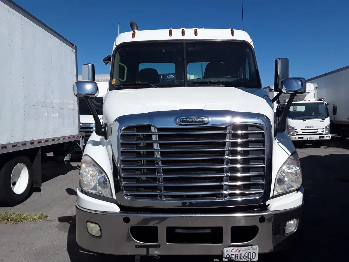 2018 Freightliner Cascadia - image 2