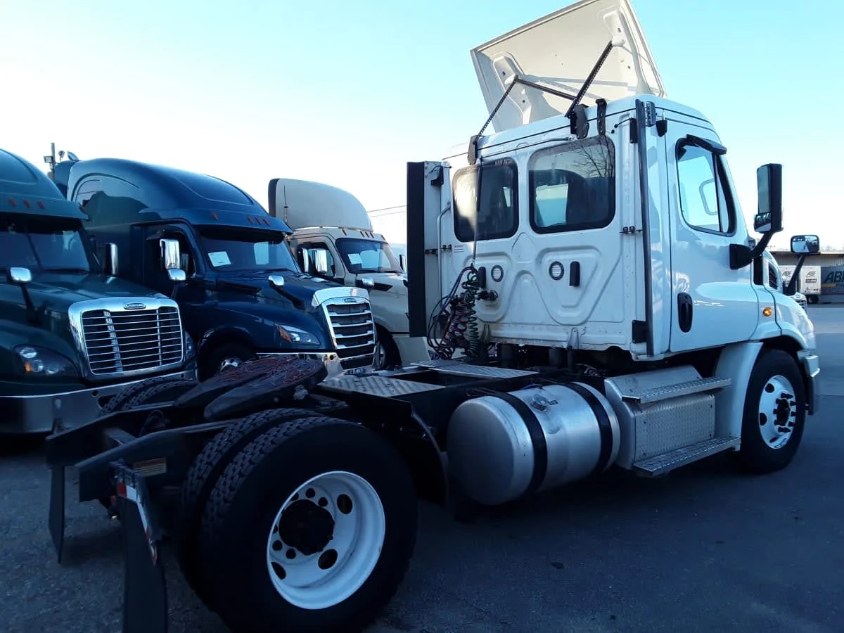 2020 Freightliner Cascadia - image 4