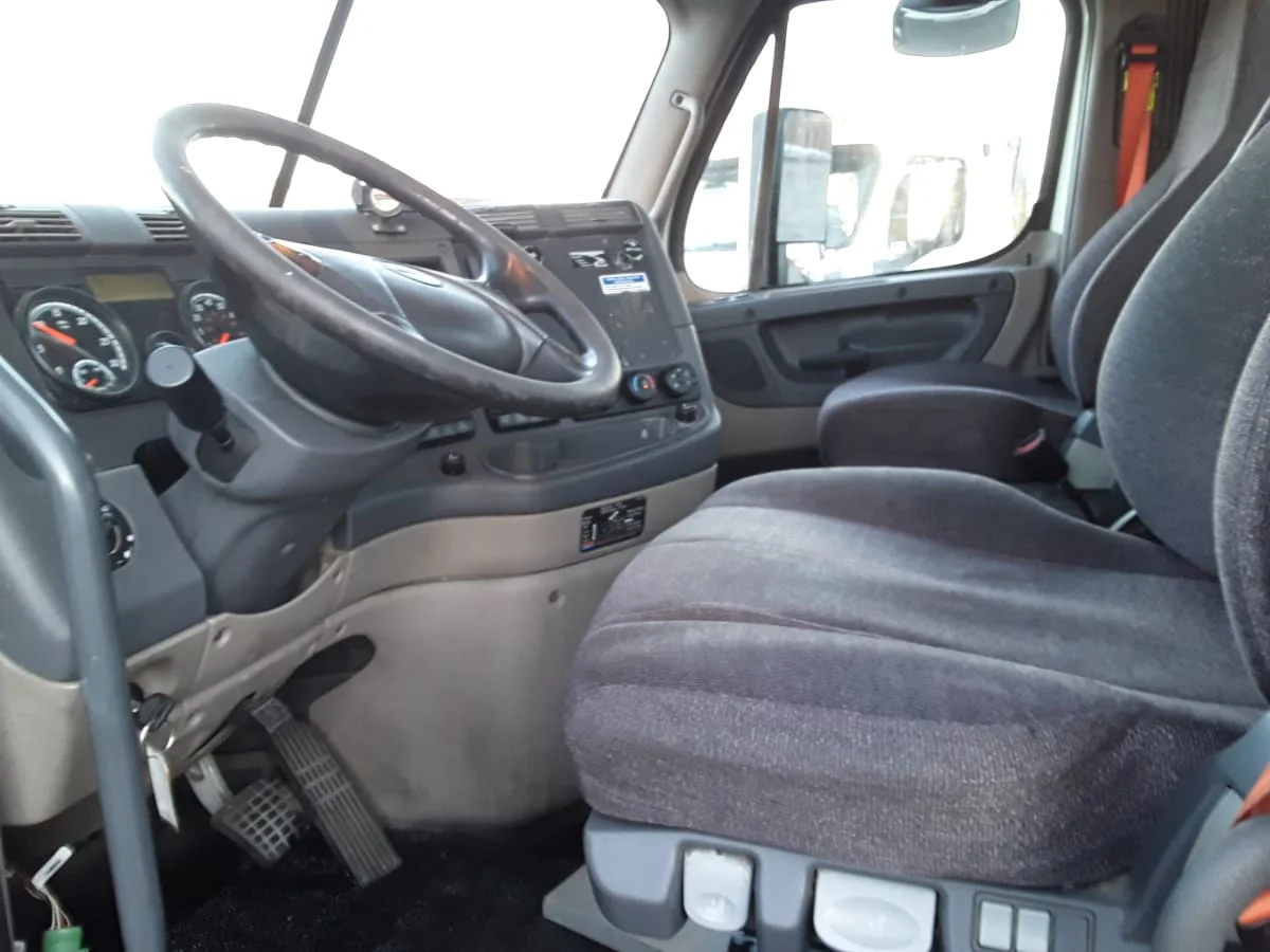 2020 Freightliner Cascadia - image 7