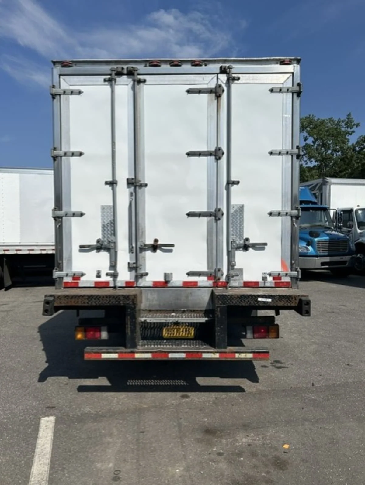 2020 Isuzu NQR in Farmingdale, NY — photo 5