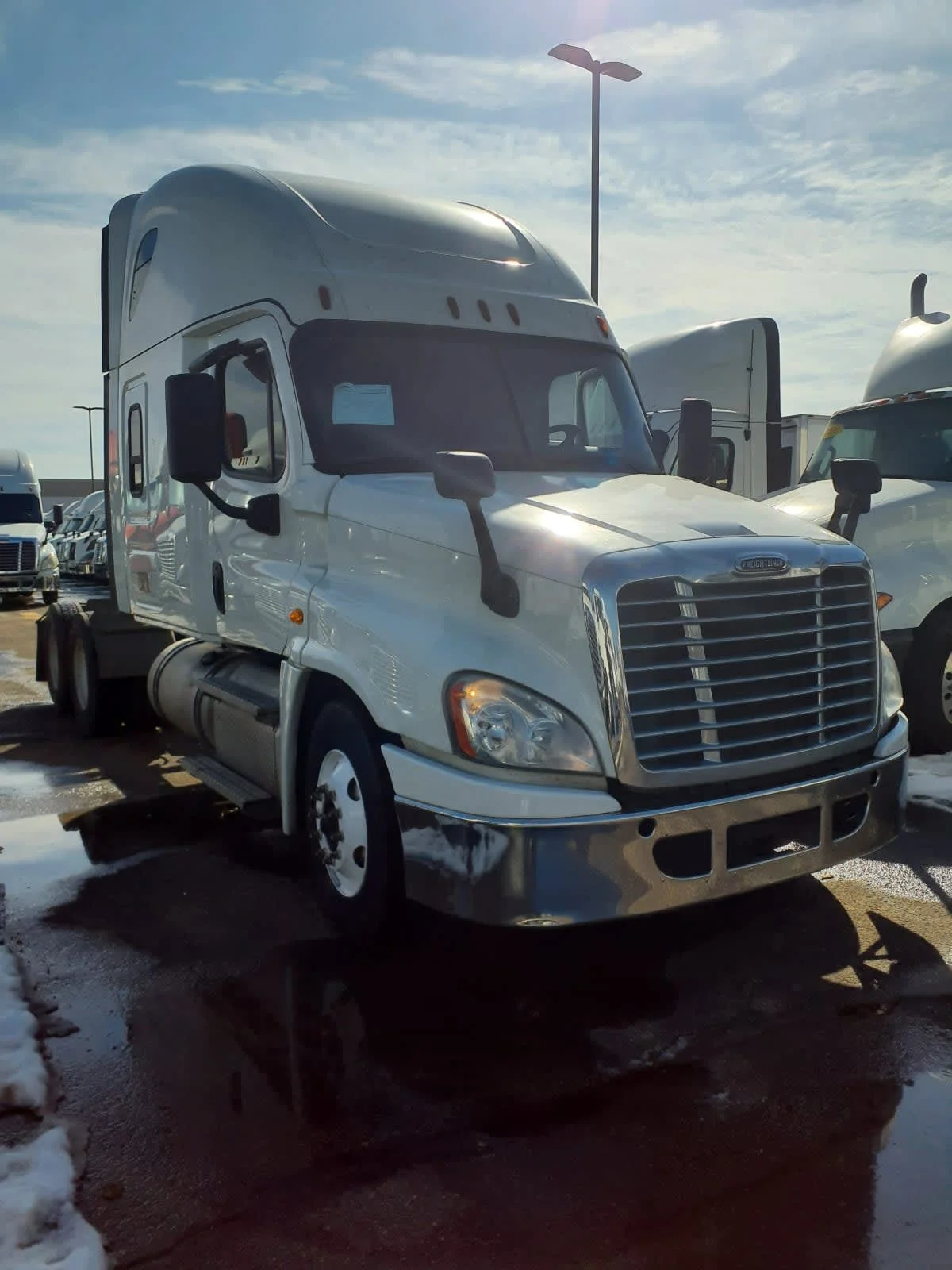 2020 Freightliner Cascadia - image 3