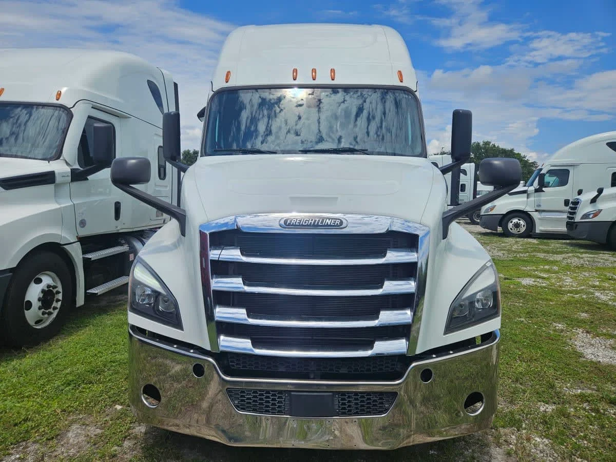 2019 Freightliner Cascadia in Orlando, FL — photo 2