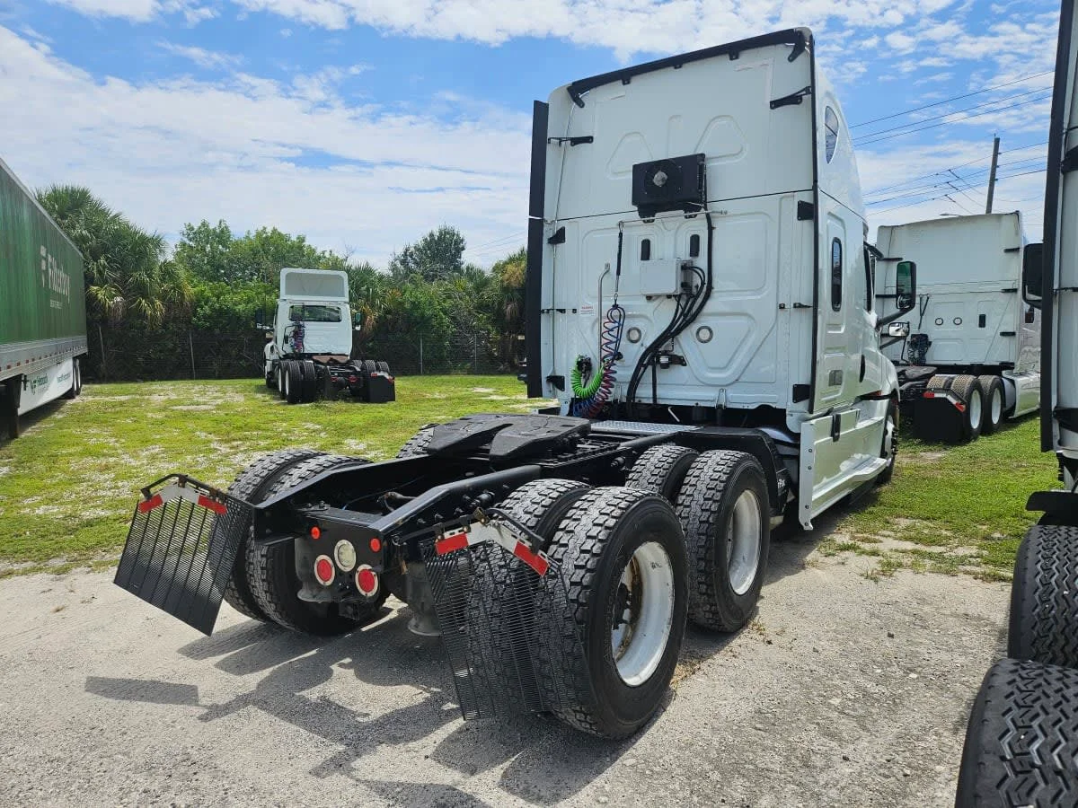 2019 Freightliner Cascadia in Orlando, FL — photo 4
