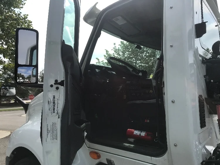 2019 International LT - image 8