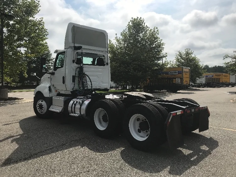 2019 International LT - image 5